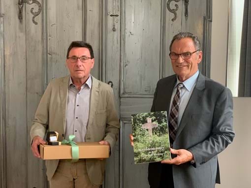 Auf dem Bild von links: Ortsheimatpfleger Manfred Mühlhans und Bürgermeister Johann Thiel